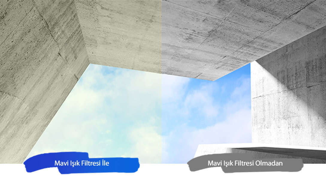 Açık alanda modern mimari yapıların beton duvarları ve gökyüzü, doğal ışık ve gölge oyunlarıyla dikkat çekiyor.