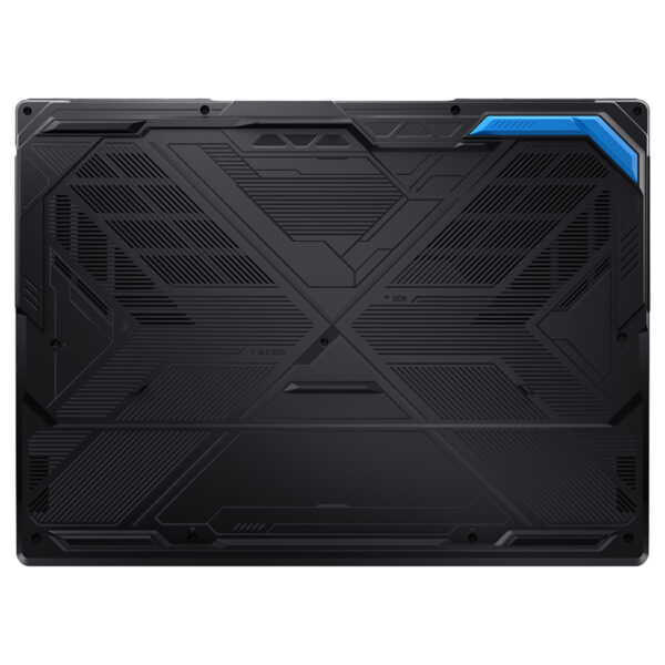 MSI CROSSHAIR 16 HX dizüstü bilgisayarın arka kapağı, detaylı tasarımı ve havalandırma delikleriyle yüksek performanslı oyun deneyimi sunar.