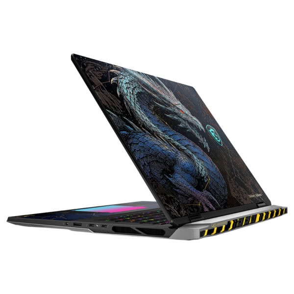 MSI TITAN 18 HX Dragon Edition gaming laptop açık konumda, 4K UHD+ ekran ve şık tasarım detaylarıyla dikkat çekiyor.