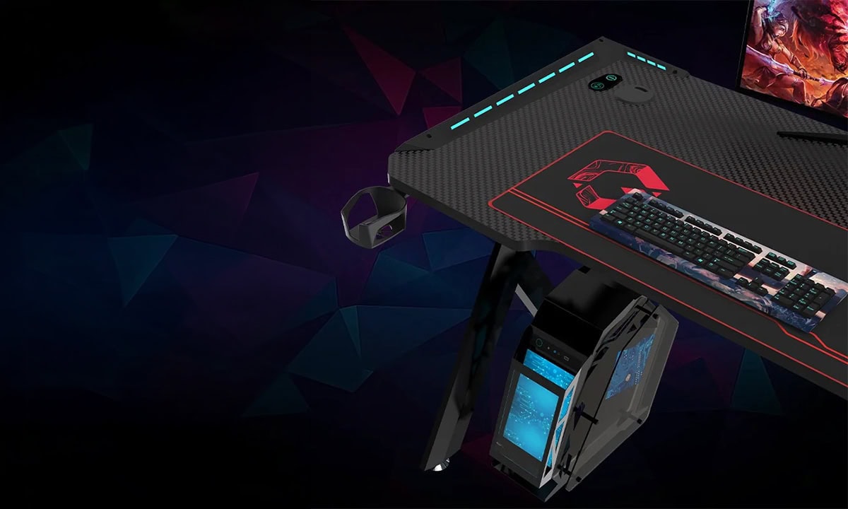Karanlık arka planda RGB aydınlatmalı oyun masası, klavye ve telefon tutucu ile gaming ekipmanı düzeni.