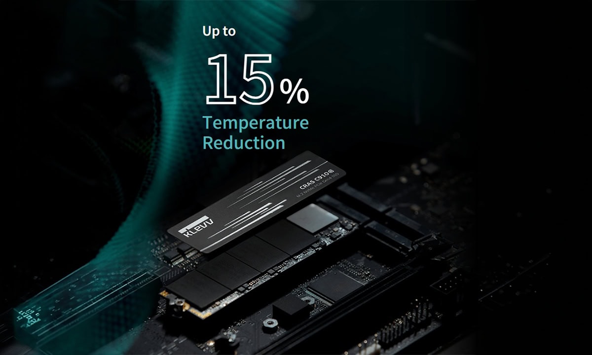 KLEVV CRAS 910G 1TB NVMe SSD, anakart üzerinde yüksek performans ve soğutma teknolojisi ile gösteriliyor.