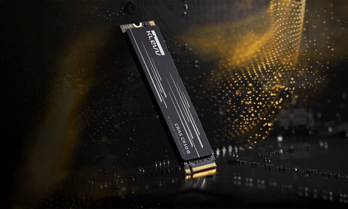 KLEVV CRAS 910G 1TB NVMe PCIe Gen4 x4 SSD, yüksek performanslı depolama çözümü, hızlı okuma ve yazma hızlarıyla bilgisayar performansını artırır.