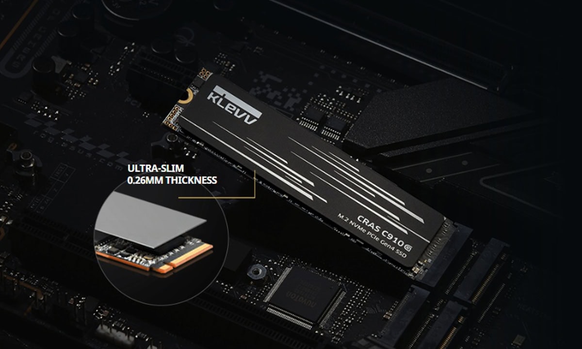 KLEVV CRAS 910G 1TB NVMe PCIe Gen4 SSD takılı anakart üzerinde detaylı görünüm.