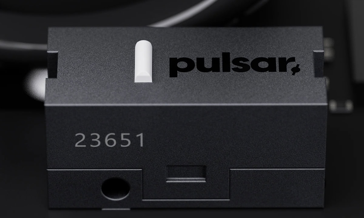 Pulsar X2 Crazylight Bruce Lee 85th Edition gaming mouse, siyah renkli, yüksek performanslı ve kablosuz tasarım.