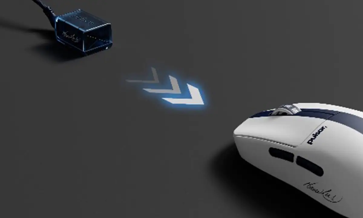 Pulsar X2 Crazylight Bruce Lee 85th Edition gaming mouse ve kablosuz alıcı, yüksek performanslı ve şık tasarıma sahip.