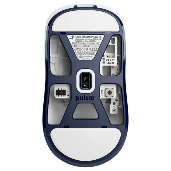 Pulsar X2 Crazylight kablosuz gaming mouse'un iç yapısı ve sensör bölgesi detaylı görünüm.