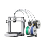 Bambu Lab A1 Combo AMS Lite 3D Yazıcı ile çok renkli filament ruloları ve yazdırma kafası sistemi.