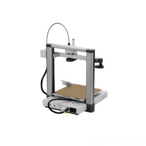 Bambu Lab A1 Combo AMS Lite 500mm/s Çok renkli 3D yazıcıya ait baskı kafası ve çerçeve görünümü, geniş çalışma tablası ve kablolarıyla net görsel, profesyonel 3D yazıcı kurulumunu yansıtan fotoğraf.